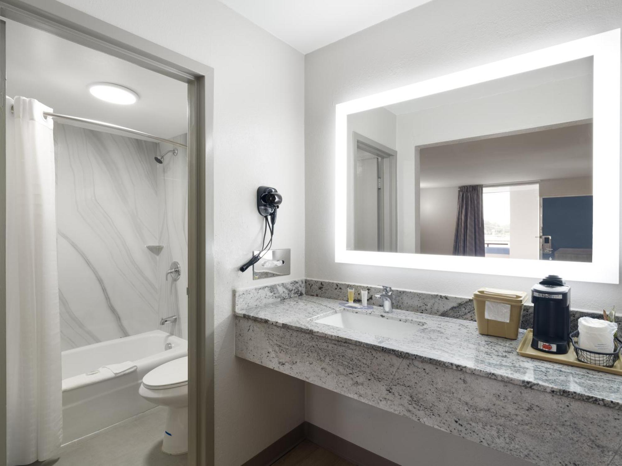 Days-Inn By Wyndham Montgomery I-85 Εξωτερικό φωτογραφία