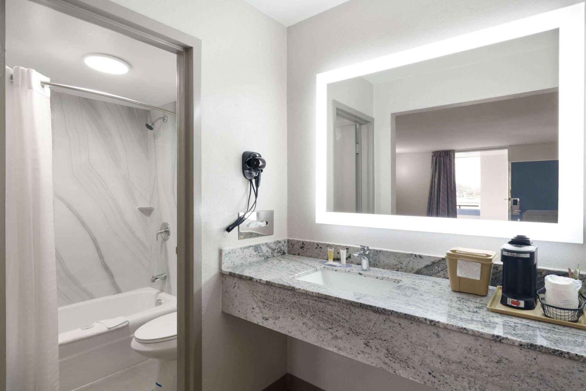 Days-Inn By Wyndham Montgomery I-85 Εξωτερικό φωτογραφία